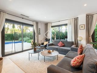 Chalet in Valldoreix. Exclusiva casa unifamiliar de 5 dormitorios con piscina en venta