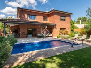 Chalet in Valldoreix. Exclusiva casa unifamiliar de 5 dormitorios con piscina en venta