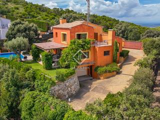 Chalet in Sa Riera-Sa Fontansa. Fantástica villa mediterránea de 4 dormitorios con piscina, vist