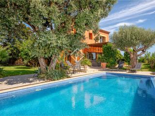 Chalet in Sa Riera-Sa Fontansa. Fantástica villa mediterránea de 4 dormitorios con piscina, vist