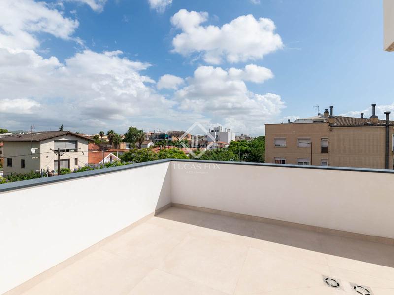 Foto 18a972d2-d818-41df-b6e0-3c4aadca0803. Chalet avec parking piscine dans Lluminetes Castelldefels