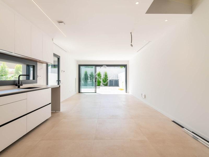 Foto ca7d3d15-d969-44a0-9261-557729b06ac3. Chalet avec parking piscine dans Lluminetes Castelldefels