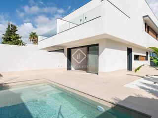 Chalet à Lluminetes. Casa de diseño de obra nueva en venta a 5 minutos de la playa de