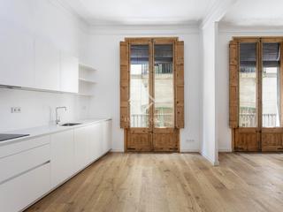 Lloguer Pis a Gòtic. Piso de 125 m sin amueblar con 3 dormitorios dobles con balcón e
