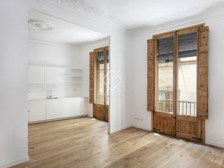 Location Appartement à Gòtic. Piso de 125 m sin amueblar con 3 dormitorios dobles con balcón e