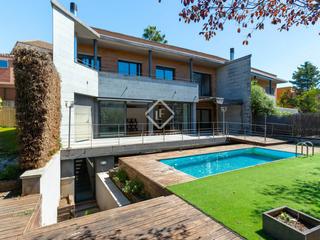 Chalet à Alella. Casa de 4 dormitorios en venta en alella, barcelona