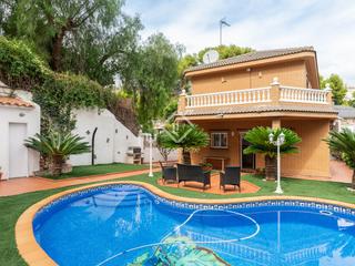 Lloguer Xalet a Montmar. Casa  villa en excelentes condiciones de 4 dormitorios en alquil