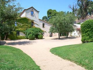 Xalet a Alella. Majestuosa masía histórica en venta en alella con 5 dormitorios
