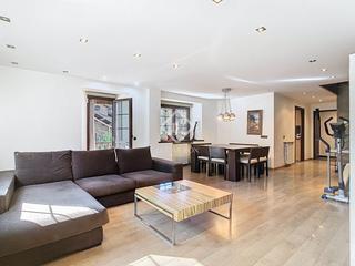 Location Appartement à Vila. Apartamento dúplex en excelentes condiciones de 3 dormitorios en