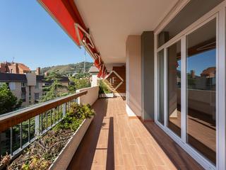 Appartement à Sarrià. Amplio piso a reformar de 214m2 con terraza, piscina y parking e