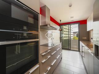 Etagenwohnung in Barri de les Corts. Piso en excelentes condiciones con cuatro dormitorios y 18 m de