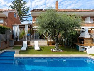 Chalet à Can Pou-Camp de Mar. Casa en excelentes condiciones, con piscina privada y en la mejo