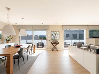 Xalet a Turó de Can Mates. Casa de diseño de 555m2 en una parcela de 787m2, consta de 5 dor