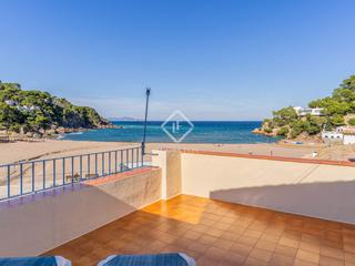 Chalet in Sa Riera-Sa Fontansa. Casa de pescadores en sa riera, en primera línea de mar, de 4 ha