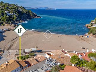 Chalet in Sa Riera-Sa Fontansa. Casa de pescadores en sa riera, en primera línea de mar, de 4 ha