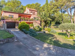 Xalet a Begur. Casa tradicional con 4 dormitorios, un gran jardín con posibilid