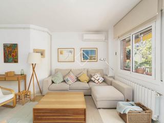 Appartamento in Barri de les Corts. Piso exterior con balcón y terraza en les corts