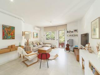 Flat in Barri de les Corts. Piso exterior con balcón y terraza en les corts