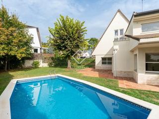 Miete Chalet in Sant Domènec. Alquiler de casa unifamiliar recién renovada, con 5 dormitorios,