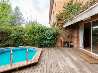 Xalet a Sant Domènec. Excelente adosado esquinero con jardín y piscina privada en sant