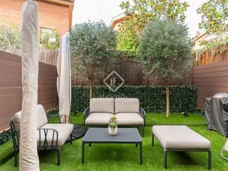 Chalet in Mira-sol. Casa adosada de 248 m construidos, con 5 dormitorios, 4 baños y