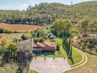 Masia a Boadella i les Escaules. Encantadora casa rural en una finca ecuestre en venta en el alt