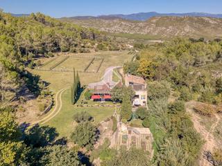 Masia a Boadella i les Escaules. Encantadora casa rural en una finca ecuestre en venta en el alt