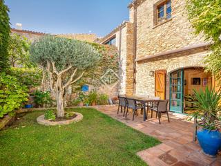 Chalet in Begur. Encantadora casa de piedra con 4 dormitorios y jardín privado en
