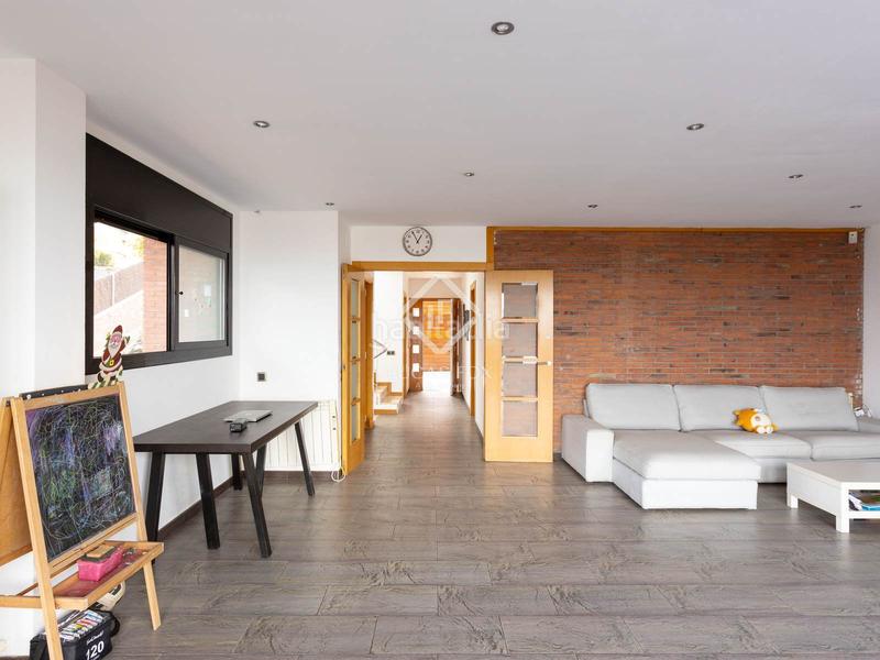 Foto 0836971e-d423-4dcd-85f2-8a24d4a909e9. Xalet amb calefacció aparcament piscina a Vallromanes