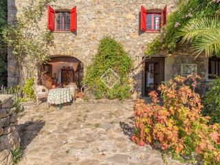 Mas à Maià de Montcal. Masía catalana del siglo xix restaurada entre la garrotxa, el pl