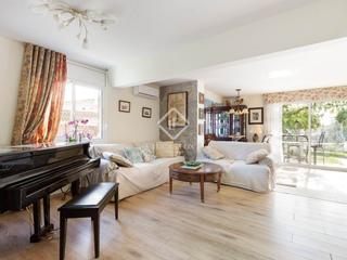 Xalet a Montmar. Espaciosa casa de 6 dormitorios con piscina y jardín en venta en