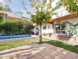 Chalet à Montmar. Espaciosa casa de 6 dormitorios con piscina y jardín en venta en