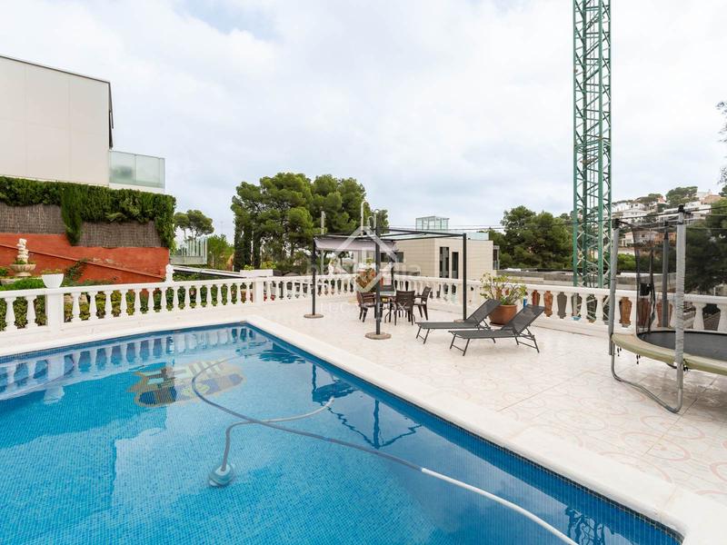 Foto 02316fdd-1fe0-430e-94b1-c410b051e6bc. Chalet villa familiar en Montmar piscina y jardín privados en Castelldefels