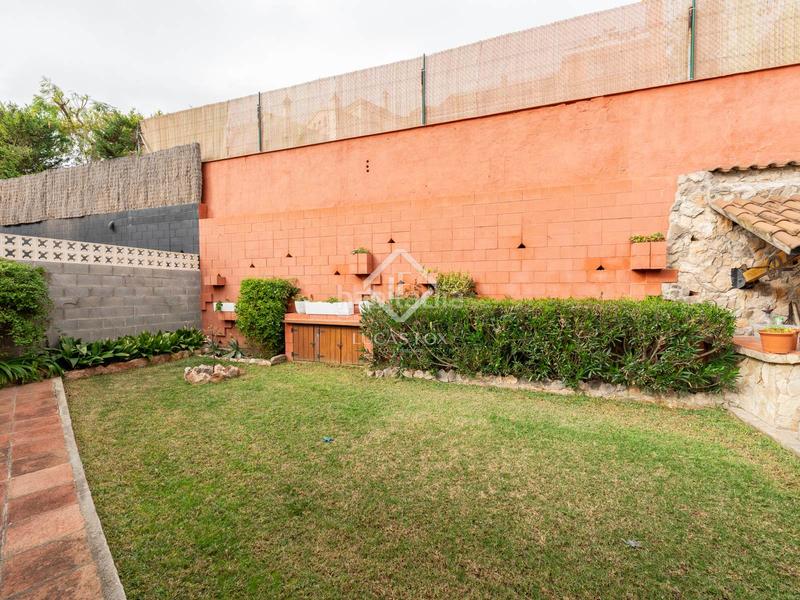 Foto 5a88b5a4-6470-46d7-98ee-adf336dedd43. Chalet villa familiar en Montmar piscina y jardín privados en Castelldefels