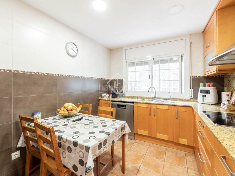 Foto 6eae816b-1b1d-4e4a-8a27-7e94dec8e954. Chalet villa familiar en Montmar piscina y jardín privados en Castelldefels