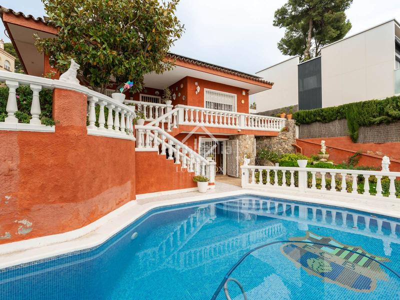 Foto dc22d5e0-9eea-4ae6-b6bf-24360a83730c. Chalet villa familiar en Montmar piscina y jardín privados en Castelldefels