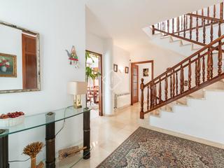 Chalet à Montmar. Elegante casa en venta de 5 habitaciones y vistas abiertas en mo