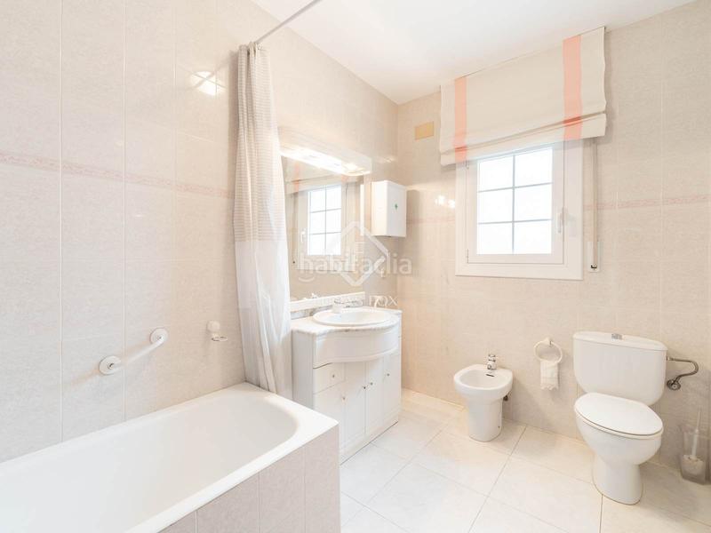 Foto 27ff98da-8730-4084-af83-cbd2e4b8f292. Xalet amb calefacció aparcament piscina a Montmar Castelldefels