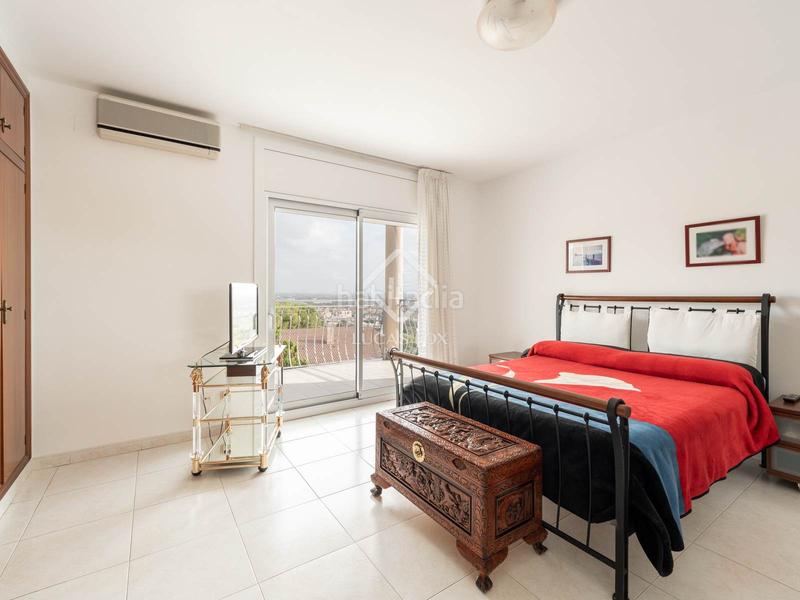 Foto 2ccde4d4-a12b-4c4e-9f4e-ce2b61b53175. Xalet amb calefacció aparcament piscina a Montmar Castelldefels