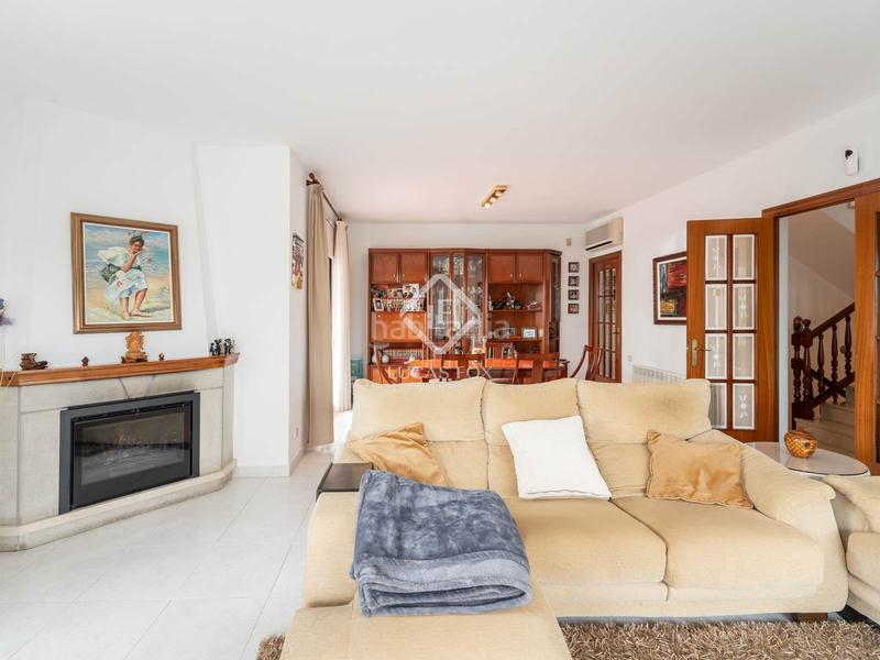 Foto 30335bcf-9e0e-48bc-b276-140da87a1e87. Xalet amb calefacció aparcament piscina a Montmar Castelldefels