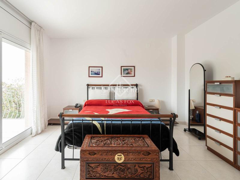 Foto 6b75f6dd-fec6-458f-8f3b-f7cbac53a21a. Xalet amb calefacció aparcament piscina a Montmar Castelldefels