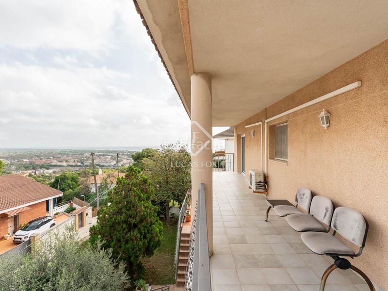 Foto 7521e07d-bbff-4c0a-bead-14655432df77. Xalet amb calefacció aparcament piscina a Montmar Castelldefels