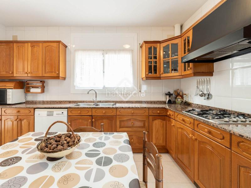 Foto 7a6f54bd-093f-461b-909f-5ca01308d01b. Xalet amb calefacció aparcament piscina a Montmar Castelldefels