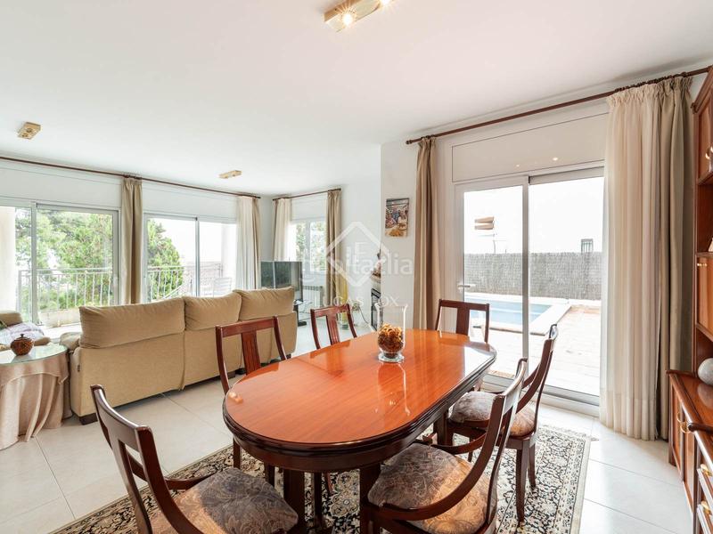 Foto 9a31a7a7-9566-461e-81f1-8f1a35fb612e. Xalet amb calefacció aparcament piscina a Montmar Castelldefels