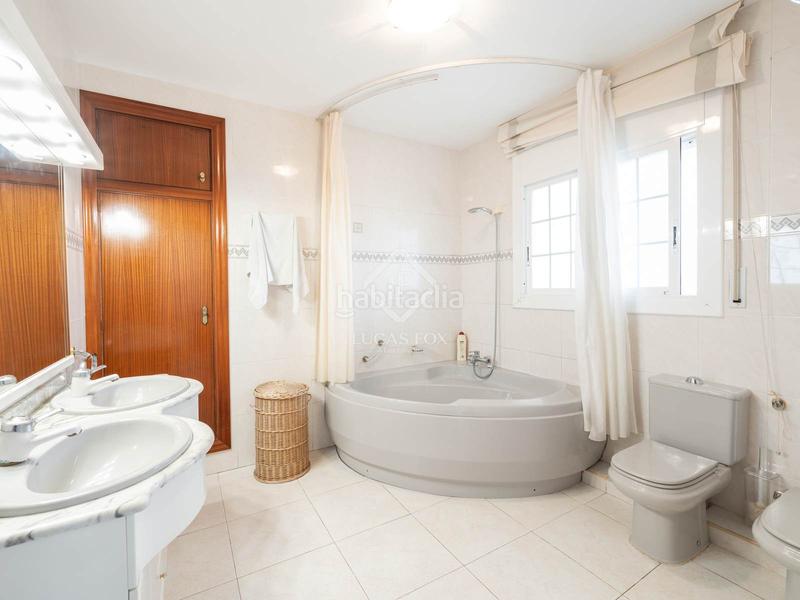 Foto b6e08b51-bd22-4324-92d8-fe0a01cdacdb. Xalet amb calefacció aparcament piscina a Montmar Castelldefels