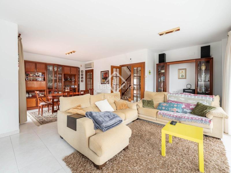 Foto c4de5eee-23c2-4088-ae02-01101250f8a0. Xalet amb calefacció aparcament piscina a Montmar Castelldefels