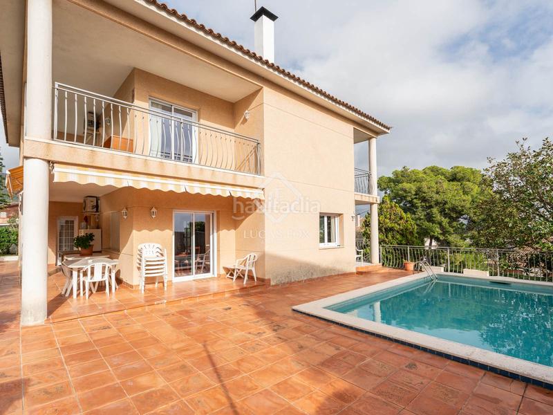 Foto d5dbe8f1-73a3-4c1e-b547-e4ac7ebb564a. Xalet amb calefacció aparcament piscina a Montmar Castelldefels