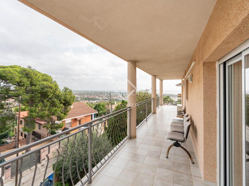 Foto d7caeb19-92d0-4e21-ad79-25b283f4bc25. Xalet amb calefacció aparcament piscina a Montmar Castelldefels