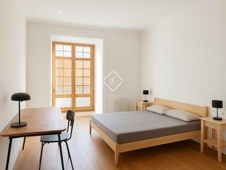 Appartement à Vila de Gràcia. Piso luminoso de 138 m con tres dormitorios y dos baños en venta