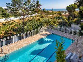 Chalet in Cabrils. Excelente casa a 4 vientos con vistas al mar en venta en cabrils